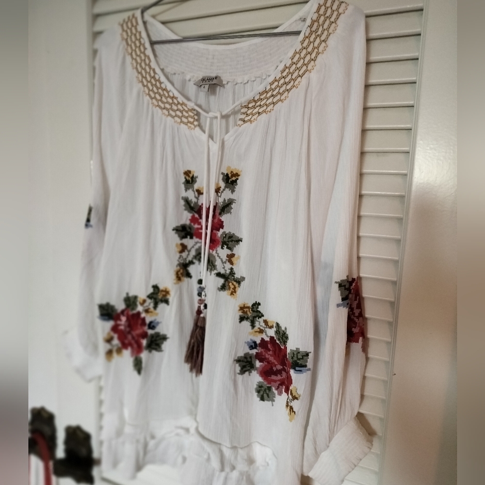 Tru Luxe Embroidered Tapestry Work 100% Viscose Boho Top Floral Tassels Large